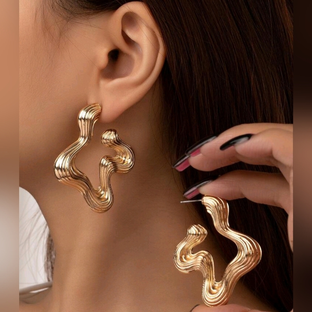 Elegant Gold Wave Earrings